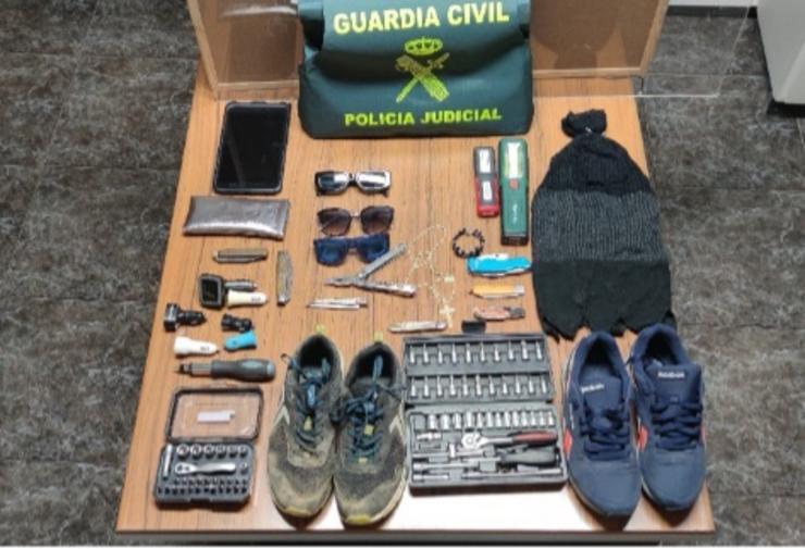 Obxectos atopados ao detido do Barco de Valdeorras como presunto autor de varios roubos. GARDA CIVIL / Europa Press