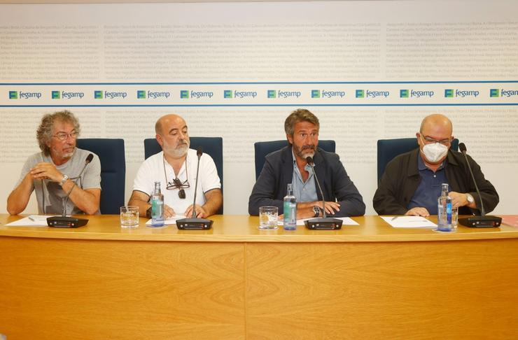 O presidente da Fegamp, Alberto Varela, e representantes dos sindicatos CC.OO., CIG e UXT asinan un documento con criterios para a estabilización de emprego público local.. FEGAMP 