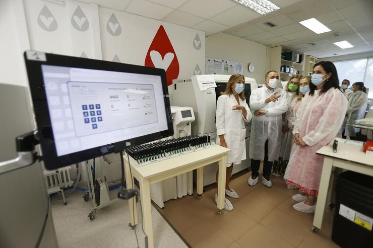 A secretaria xeral do PPdeG, Paula Prado, e o conselleiro de Sanidade, Julio García Comesaña, visitan as instalacións da Axencia de Doazón de Órganos e Sangue (ADOS).. PPDEG 