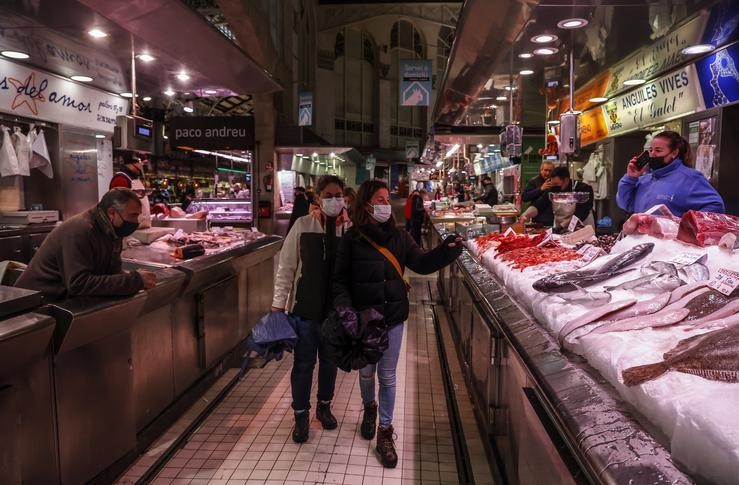 Arquivo - Dúas persoas pasan por un posto de peixe no Mercado Central de Valencia, a 24 de marzo de 2022, en Valencia, Comunidade Valenciana, (España). A Asociación de Supermercados da Comunitat (ASUCOVA), a Asociación Valenciana de Consumidores. Rober Solsona - Europa Press - Arquivo / Europa Press