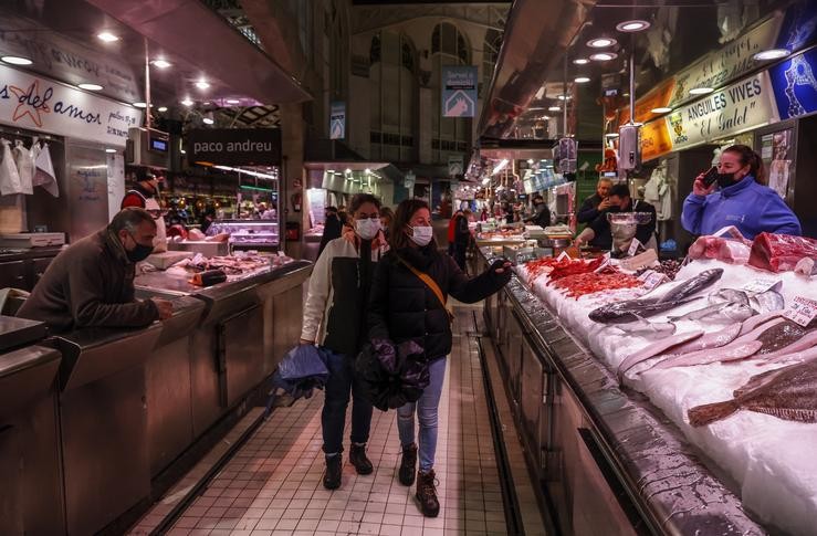 Arquivo - Dúas persoas pasan por un posto de peixe no Mercado Central de Valencia, a 24 de marzo de 2022, en Valencia, Comunidade Valenciana, (España). A Asociación de Supermercados da Comunitat (ASUCOVA), a Asociación Valenciana de Consumidores. Rober Solsona - Europa Press - Arquivo 