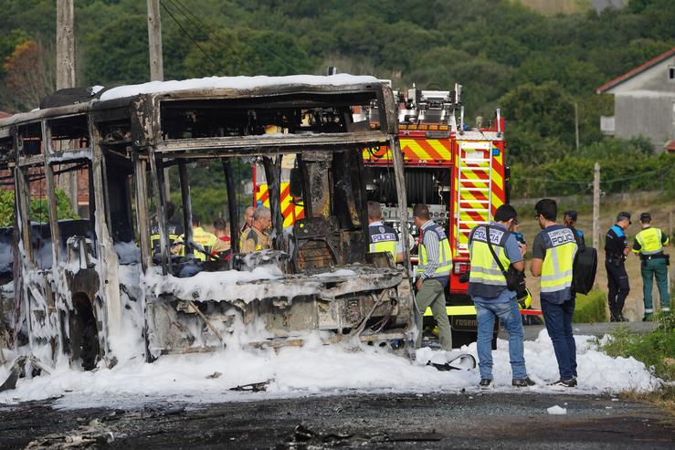 Falece un Bombrero en practicas mentres apagaban un lume nun autobus no Lugar de Cacharela, Aríns, Santiago. ÁLVARO BALLESTEROS 