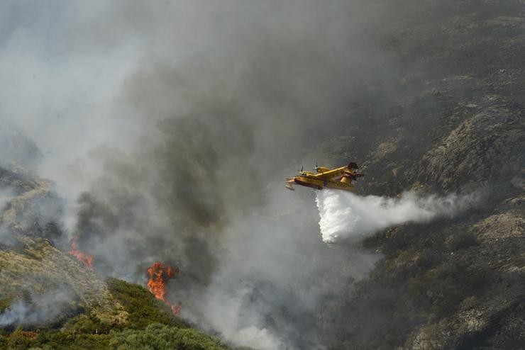 Un hidroavión realiza labores de extinción dun incendio forestal na Serra do Leboreiro, no parque natural de Baixa Limia e Serra do Xurés, a 26 de agosto de 2022, en Serra do Xurés / Rosa Veiga