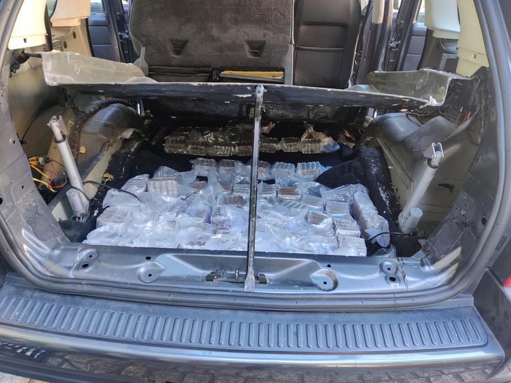 60 quilos de haxix ocultos no maleteiro dun coche /  POLICÍA NACIONAL