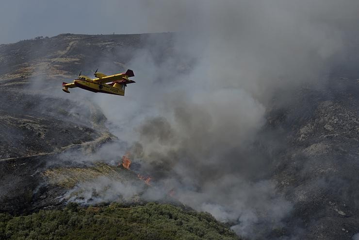 Un hidroavión realiza labores de extinción dun incendio forestal na Serra do Leboreiro, no parque natural de Baixa Limia e Serra do Xurés, a 26 de agosto de 2022, en Serra do Xurés, Ourense, Galicia (España). A superficie afectada polo incendio. Rosa Veiga - Europa Press / Europa Press