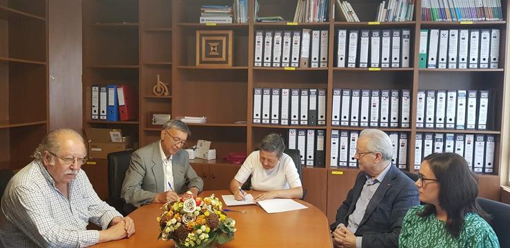 A directora de Cáritas Interparroquial A Coruña, Pilar Farjas, e o presidente de Agasca, Santiago Zapata, asinan un acordo de formación. CÁRITAS / Europa Press