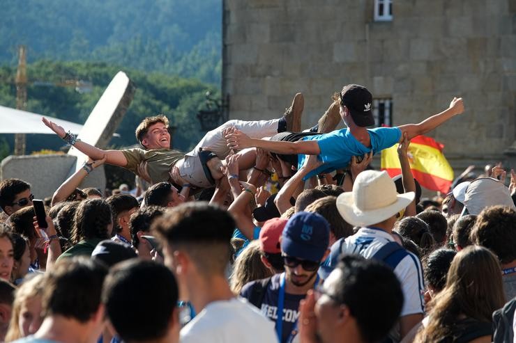 Dous mozos son levantados en brazos durante a inauguración e acto de acollida da peregrinación europea de mozas 2022, no Obradoiro/ César Argina - Europa Press / Europa Press / Europa Press