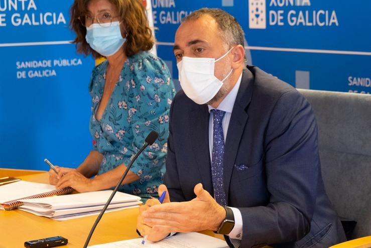O conselleiro de Sanidade, Julio García Comesaña, xunto coa xerenta do Sergas, Estrella López-Pardo /  Xunta de Galicia / Europa Press