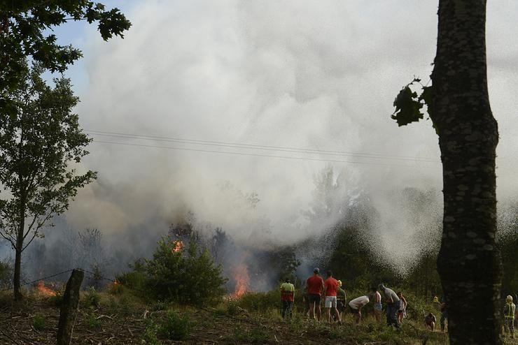 Varias persoas traballan na extinción dun incendio forestal / Rosa Veiga - Europa Press.