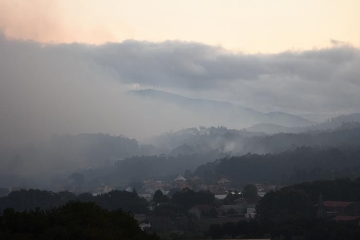 Vista do incendio forestal cercando á localidade pontevedresa de Villagarcía de Arousa desde o Hospital de Salnes, no concello de Villagarcía de Arousa, Pontevedra, Galicia.. Gustavo da Paz - Europa Press