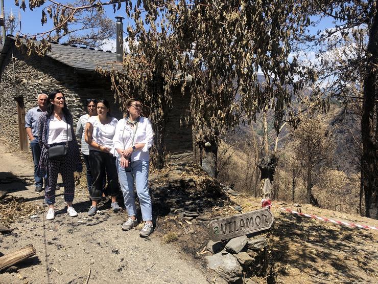 A secretaria xeral do PPdeG, Paula Prado, visita unha das zonas quemdas polos incendios en Folgoso do Courel (Lugo). PPDEG / Europa Press