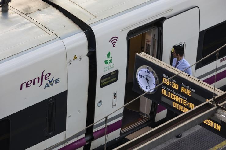 Un traballador de Renfe nas portas dun AVE en Madrid. Jesús Hellín - Europa Press