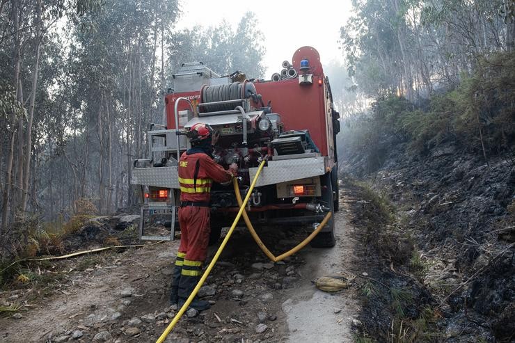 Bombeiros traballan na extinción dun incendio forestal iniciado en Boiro, a 6 de agosto de 2022 / César Arxina