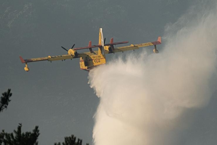 Un avión de extinción de incendios traballa na extinción do incendio iniciado en Boiro / César Argina - Europa Press. / Europa Press