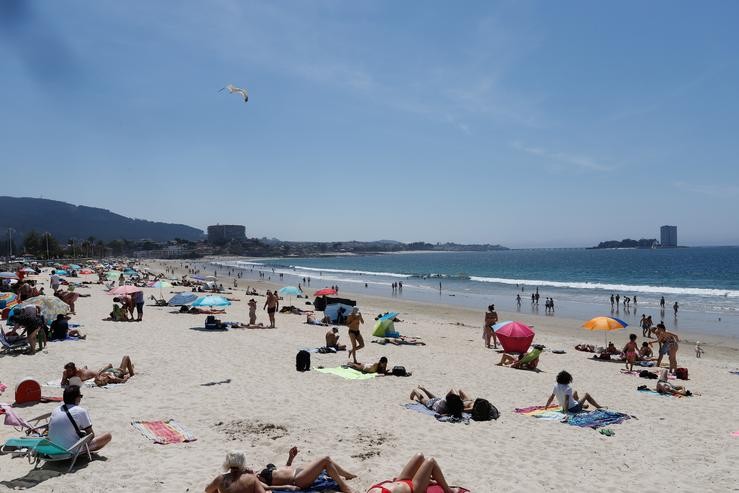 Arquivo - Varias persoas báñanse e toman o sol na praia de Samil. Marta Vázquez Rodríguez - Europa Press - Arquivo / Europa Press