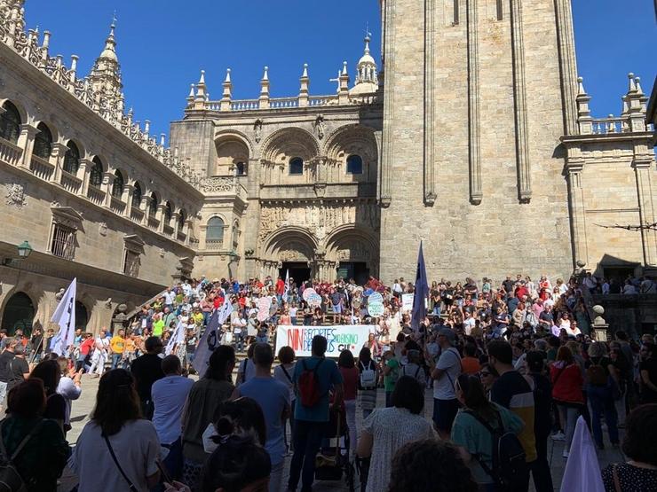 Centos de persoas maniféstanse en Santiago para denunciar os "abusos" da Xunta sobre a educación pública / CUT ENSINO.