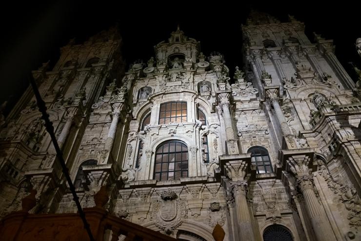 A Catedral de Santiago de Compostela cun foco de luz alumando a súa fachada / César Arxina / Europa Press