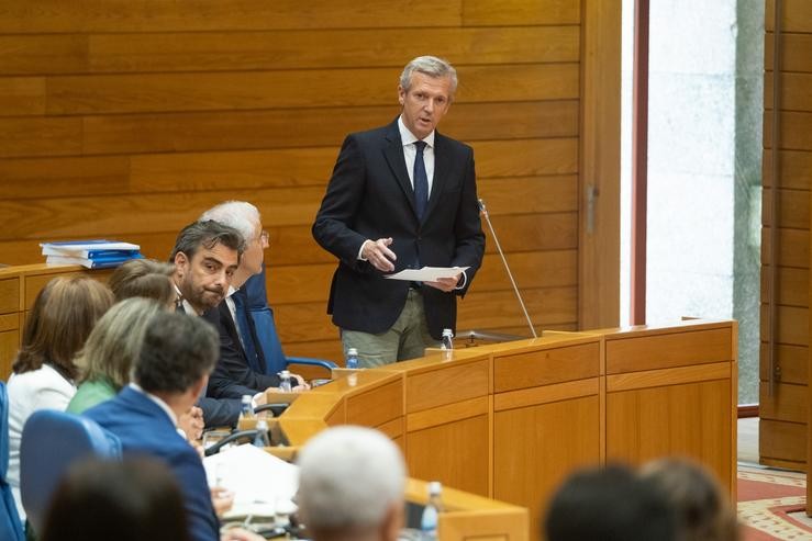 O presidente da Xunta, Alfonso Rueda, responde a preguntas no Parlamento de Galicia.. DAVID CABEZÓN @ XUNTA DE GALICIA 
