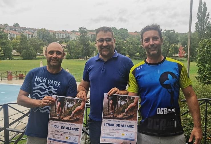 Roberto Naranjo (técnico de deportes), Bernardo Varela (concelleiro e tenente Alcalde) e Javier López (técnico de deportes) na presentación da proba. Foto: Prensa Concello de Allariz