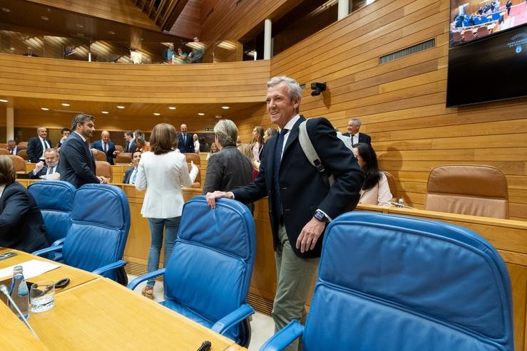 O presidente da Xunta, Alfonso Rueda, á súa chegada ao hemiciclo galego na sesión de control no Parlamento de Galicia. DAVID CABEZÓN @ XUNTA DE GALICIA / Europa Press