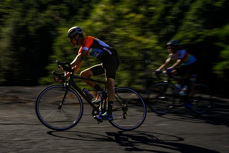 Dous ciclistas nunha carreira ciclodeportiva 