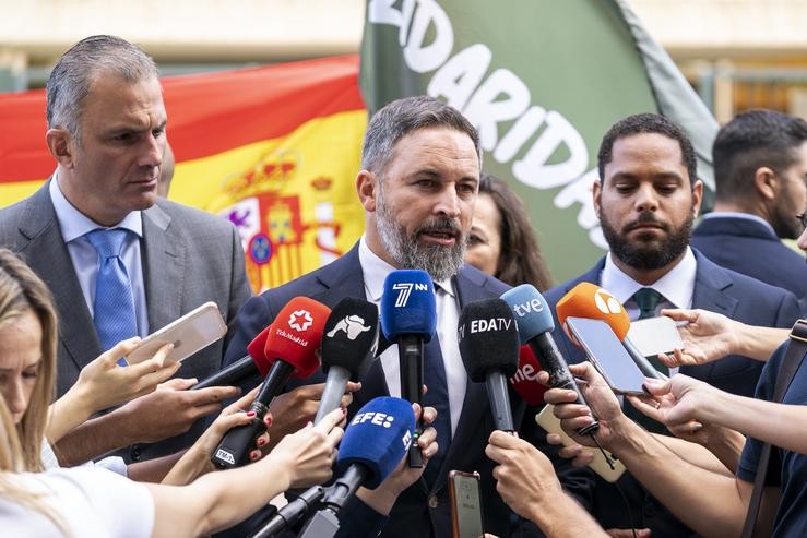 O presidente de Vox, Santiago Abascal, en declaracións aos medios tras presentar un recurso no Tribunal Constitucional contra a Lei da Generalitar que 'salva' o 25% en castelán. A. Pérez Meca - Europa Press 