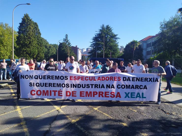Manifestación dos traballadores de Xeal nas factorías de Cee-Dumbría ás portas da sede da Xunta, en Santiago.