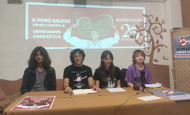O membro de Xuventude polo Clima Miquel Dourado; unha representante da Asociación Aire Limpo nas Mariñas Mandeo, Aranza González; a portavoz da Asociación Nove Refachos, Maruxa Abelleira; e a integrante do Centro Social A Comuna Iris McKirdy / Europa Press