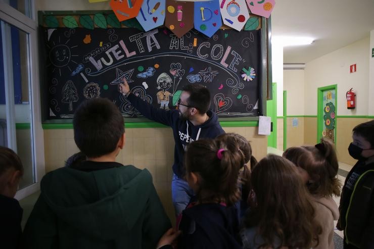 Un profesor dá clase a un grupo de alumnos o día que arrinca o curso escolar en Galicia, no CEIP Eduardo Cela Vila de Triacastela, a 8 de setembro de 2022, en Triacastela, Lugo. Carlos Castro - Europa Press / Europa Press