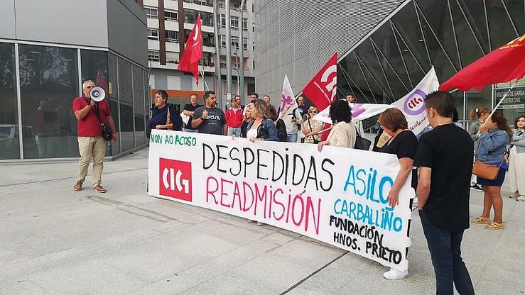 Concentración no xulgado de Ourense para exixir a readmisión das traballadoras do Asilo e o cese dos acosos / CIG