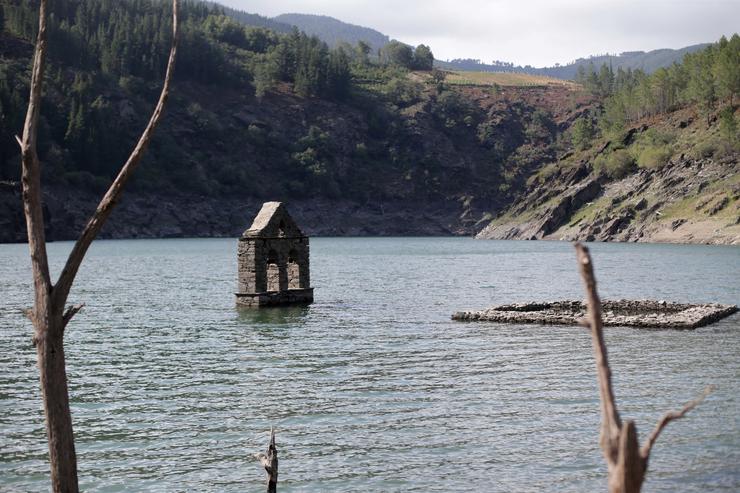 Restos do núcleo urbano que quedo alagado cando se construíu a presa, a 26 de agosto de 2022, en Negueira de Muñiz, Lugo, Galicia.. Carlos Castro - Europa Press 