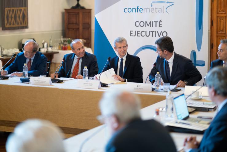 O presidente da Xunta, Alfonso Rueda, clausura o comité xeral de Confemetal.. DAVID CABEZÓN @ XUNTA DE GALICIA 