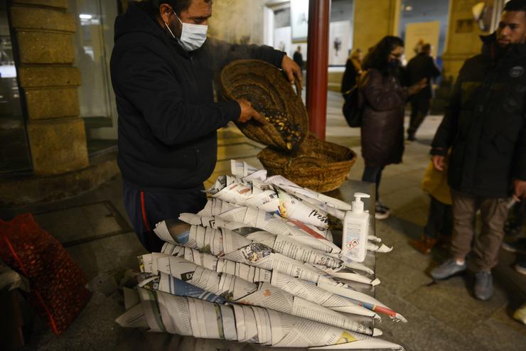 Arquivo - Un dos postos de castañas asadas durante a celebración dos magostos de Ourense. Rosa Veiga - Europa Press - Arquivo / Europa Press