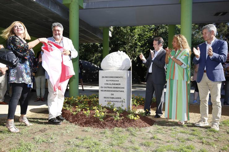 A presidenta da Deputación de Pontevedra, Carmela Silva , e o alcalde de Vigo, Abel Caballero, fan entrega dunha escultura á Asociación de Familiares de Enfermos/as de Alzheimer e outras demencias de Galicia (AFAGA). DEPUTACIÓN DE PONTEVEDRA / Europa Press