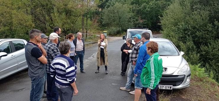 A deputada do PSdeG Noa Díaz reúnese con veciños de Ponche, en Porto do Son (A Coruña). PSDEG 