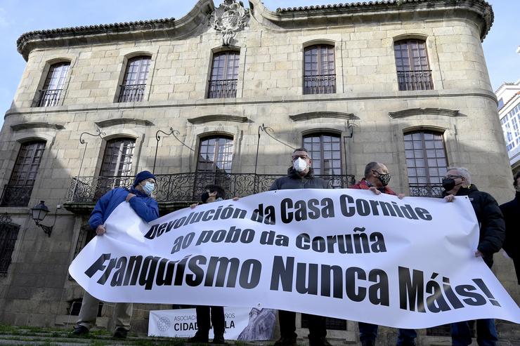 Varias persoas concéntranse fronte á Casa Cornide, na Coruña 