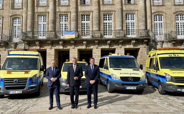 Entrega de catro ambulancias ao embaixador de Ucraína en España, Serhii Pohoreltsev, na praza do Obradoiro / Europa Press.