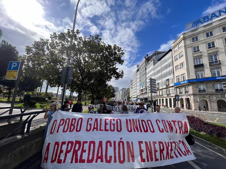 Centos de persoas piden na Coruña 'frear a invasión eólica' e un cambio 'radical' do modelo enerxético 