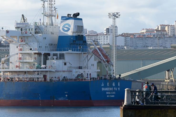 Buque graneileiro "Shandong Fu Yi" no porto da Coruña / M. DYLAN / Europa Press