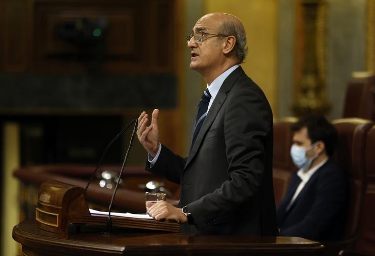 O deputado do PP, Celso Delgado, intervén nunha sesión plenaria, no Congreso dos Deputados / Isabel Infantes - Europa Press.