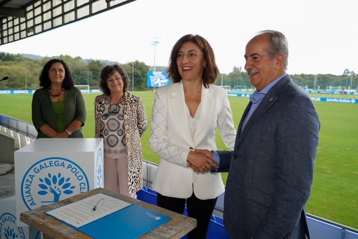 A conselleira de Medio Ambiente, Territorio e Vivenda, Anxos Vázquez, na firma do acordo no marco da 'Alianza galega polo clima' co RC Deportivo da Coruña.. XUNTA 