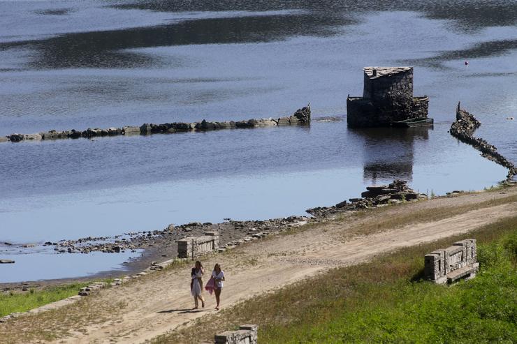 Arquivo - Dúas persoas camiñan xunto á canle do Rio Miño, a 27 de xullo de 2022, en Lugo, Galicia.. Carlos Castro - Europa Press - Arquivo 
