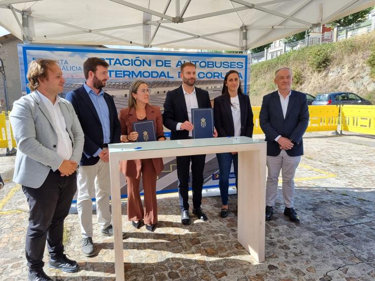 A conselleira de Infraestruturas e Mobilidade, Ethel Vázquez,  e outras autoridades asisten á  firma da acta de reformulo polas obras da estación de autobuses intermodal da Coruña. XUNTA / Europa Press
