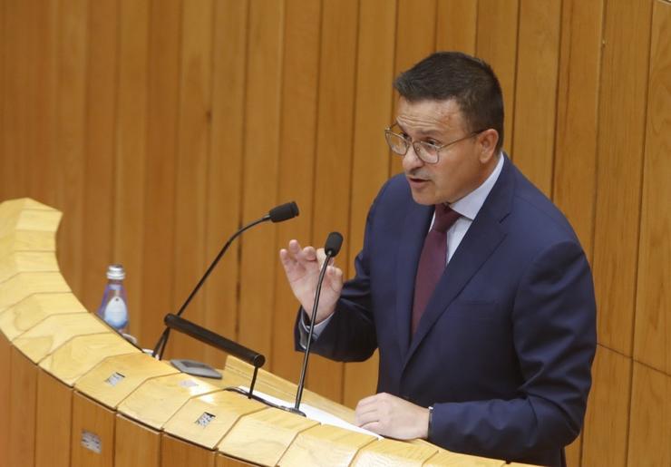 O conselleiro de Medio Rural, José González, no pleno do Parlamento. XUNTA 