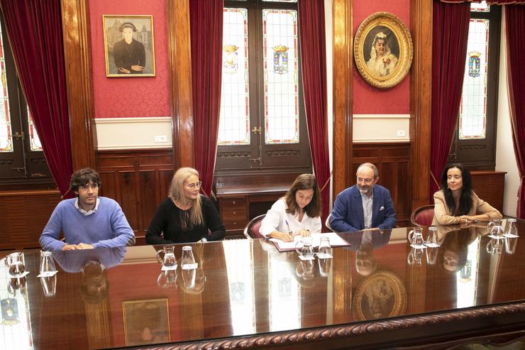 A alcaldesa da Coruña, Inés Rei, asina a adhesión da cidade á Declaración de París para erradicar a sida en 2030. ANDY PEREZ / Europa Press