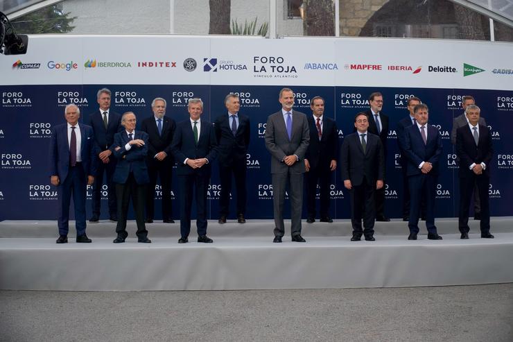 Felipe VI xunto ao resto de personalidades que asistiron á xornada inaugural do IV Foro La Toja, que se celebra na illa da Toxa, no Grove / Europa Press.