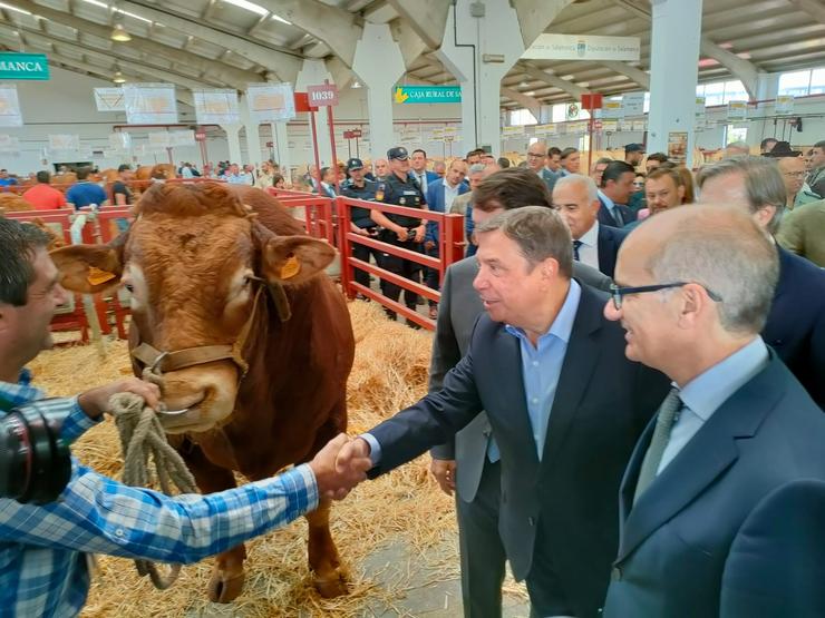 O ministro Luís Planas saúda a un gandeiro na feira 