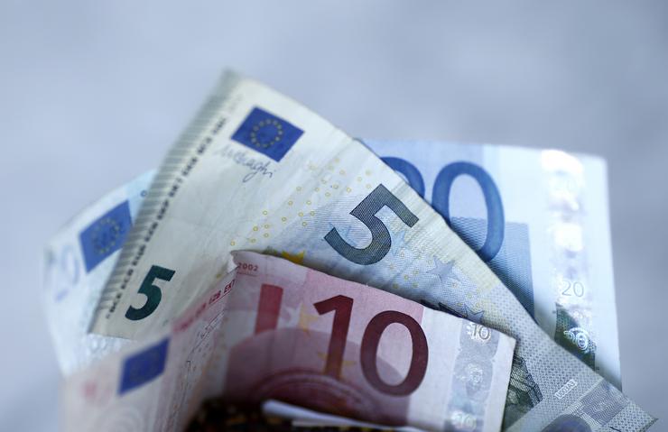 Billetes de euro nun feixe de diñeiro/ EUROPA PRESS - Arquivo 