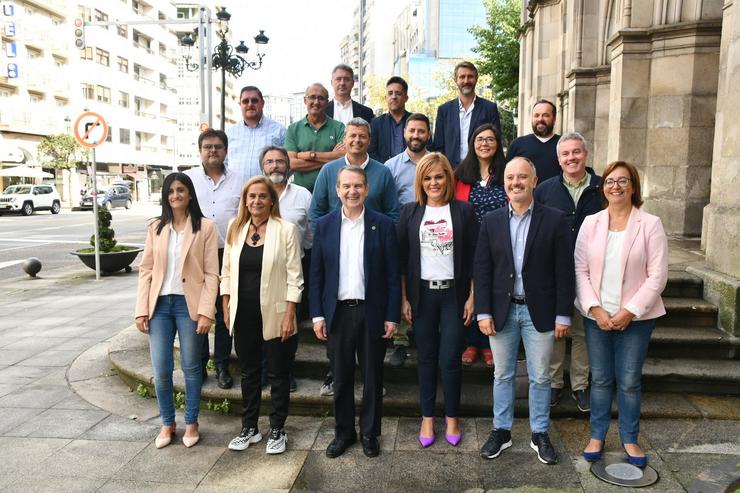 Alcaldes e alcaldes socialistas da provincia de Pontevedra, reunidos en Vigo para trasladar o seu apoio á pesca de fondo tras o veto da UE para faenar en 87 áreas.. PSDEG 