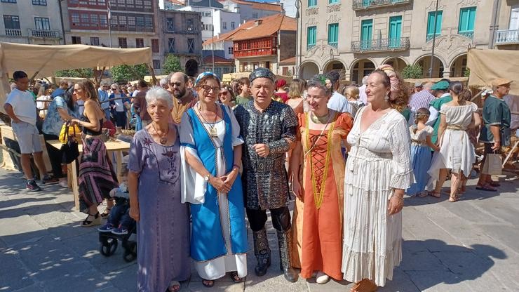 O alcalde de Pontevedra, Miguel Anxo Fernández Lores, xunto a membros do seu equipo de goberno na Feira Franca de Pontevedra, tras dous anos de parón pola pandemia / Europa Press